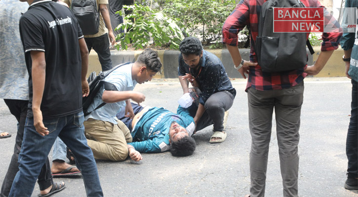 শিক্ষার্থীদের ওপর পুলিশের অ্যাকশন, বহু আহত হাসপাতালে